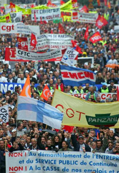 En Marsella la huelga era casi total. En la capital de la Costa Azul sólo circulaban seis de 213 autobuses y dos de 13 trenes del metro mientras una multitudinaria marcha recorría sus calles.