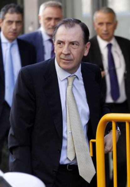GRA038. MADRID, 18/09/2013.- El exdirector general financiero de Bankia, Ildefonso Sánchez Barcoj, a su llegada a la Audiencia Nacional, donde el juez Fernando Andreu le ha citado hoy a declarar como imputado en la causa en la que investiga presuntas irregularidades en la fusión y salida a bolsa de la entidad. EFE/Kote Rodrigo
