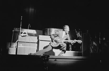 Chuck Berry arrancando notas de su guitarra en un concierto en Nueva York en 1964.