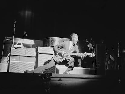 Chuck Berry arrancando notas de su guitarra en un concierto en Nueva York en 1964.