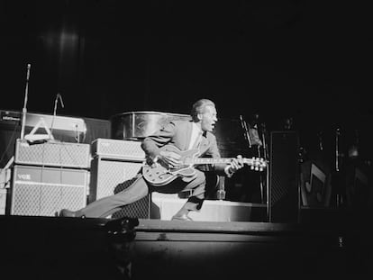 Chuck Berry arrancando notas de su guitarra en un concierto en Nueva York en 1964.