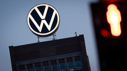 Imagen del logo de Volkswagen sobre su principal factoría en Alemania.