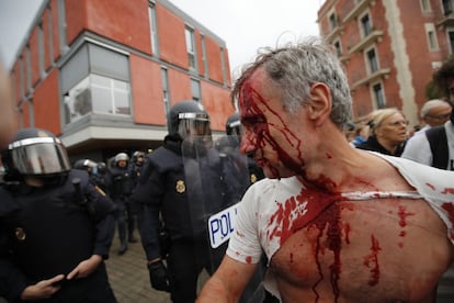 Una persona ferida després d'una càrrega policial a l'escola Mediterrània de la Barceloneta.