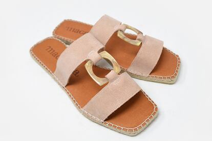 Macarena, marca de alpargatas y zapatillas cosidas a mano en España de manera artesanal, tiene sandalias tan especiales como estas.