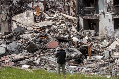 Un hombre observa la destrucción causada por los bombardeos rusos en Járkov, en una imagen del miércoles.