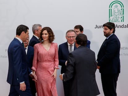 El presidente de la Junta de Andalucía, Juan Manuel Moreno, conversa con los presidentes autonómicos que asistieron el 27 de julio a su juramento del cargo para un nuevo mandato, entre los que se encuentran la de La Comunidad de Madrid, Isabel Díaz Ayuso, y el de Murcia, Fernando López Miras, ante la fachada del Palacio de San Telmo de Sevilla, sede de la Presidencia.