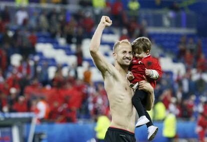 Migjen Basha celebra la victoria junto a su hijo. 