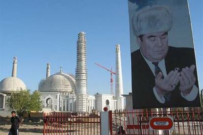 Cartel gigante del presidente turkmeno junto a una mezquita de la ciudad de Kipchak.