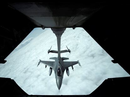 Un caza de combate estadounidense F-16 reposta a través de una bomba de combustible situada en un avión KC-10 Extender sobre el espacio aéreo entre Irak y Siria.