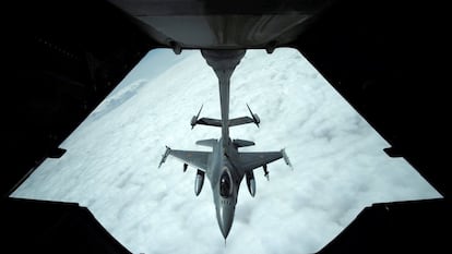 Un caza de combate estadounidense F-16 reposta a través de una bomba de combustible situada en un avión KC-10 Extender sobre el espacio aéreo entre Irak y Siria.