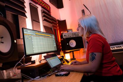 La DJ y productora Alvva en su estudio.
