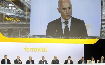Rafael del Pino, presidente de Ferrovial, aparece en la pantalla durante la Junta General de Accionistas de 2017.