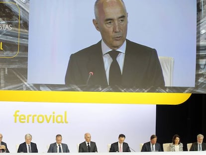 Rafael del Pino, presidente de Ferrovial, aparece en la pantalla durante la Junta General de Accionistas de 2017.