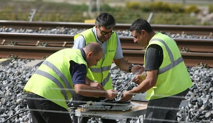 T&eacute;cnicos de ADIF reparan cables de cobre y de fibra &oacute;ptica a la altura de La Granada del Pened&egrave;s (Barcelona).