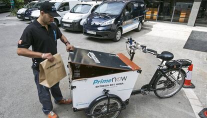 Uno de los repartidores del servicio exprés de Amazon