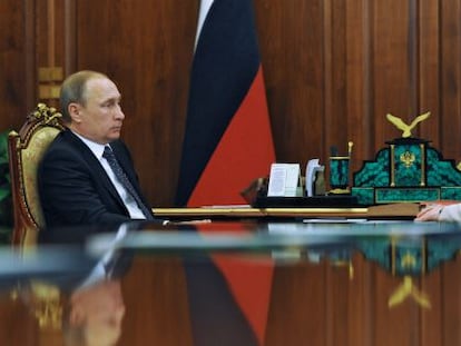 Vlad&iacute;mir Putin y la m&aacute;xima responsable del banco central ruso, Elvira Nabiullina, este lunes en Mosc&uacute;.