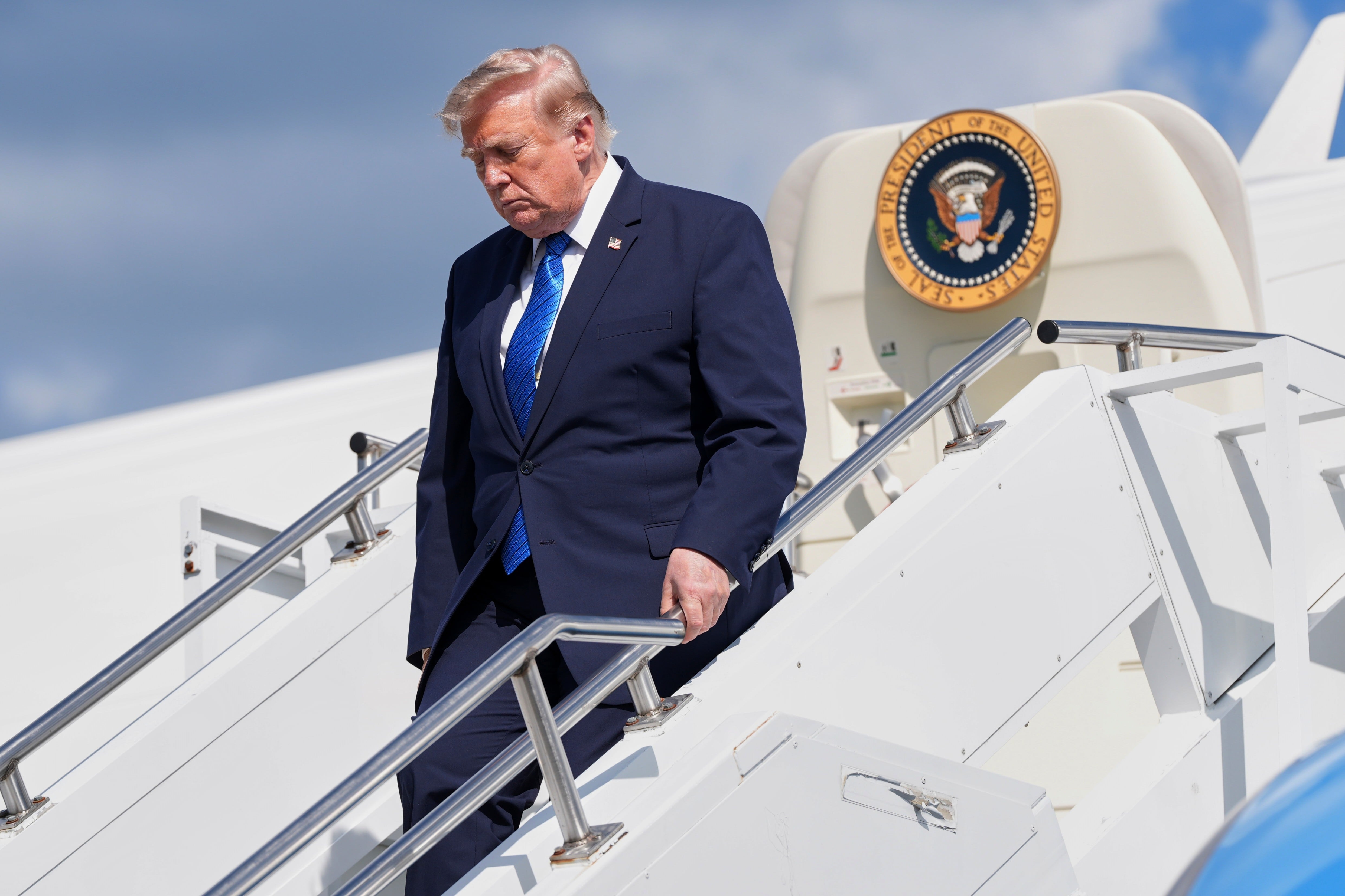 Trump dice que suspende los ataques contra Irán a la espera de un acuerdo rápido