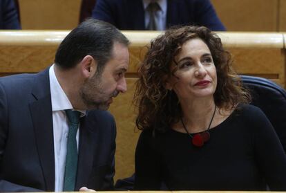 El ministro de Fomento, José Luis Ábalos, con la ministra de Hacienda, María Jesús Montero, el martes en el Senado.