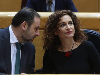 El ministro de Fomento, José Luis Ábalos, con la ministra de Hacienda, María Jesús Montero, el martes en el Senado.