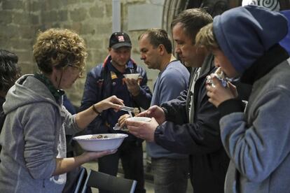 Repartiment de menjar en finalitzar el tancament a l'església de Santa Anna.