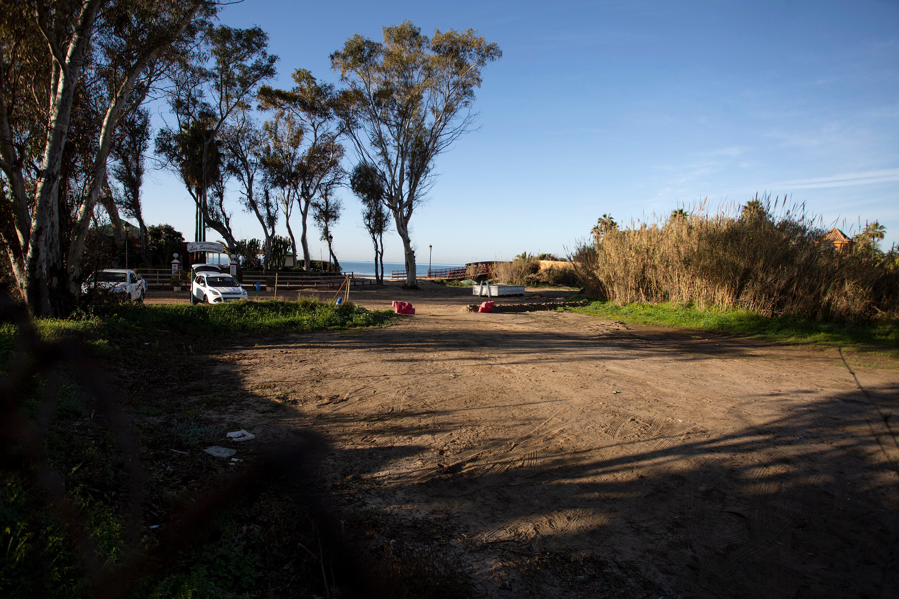 Terrenos junto a la playa del Alicate, donde se ubicará otro de los hoteles que apoyarán desde la Junta de Andalucía.