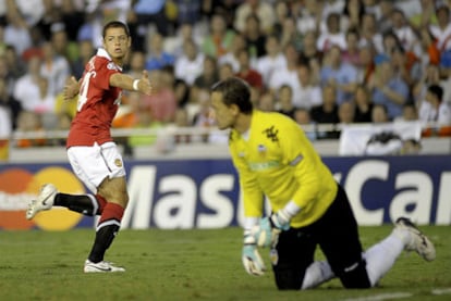 EL Chicharito Hernández celebra su gol al Valencia tras batir a César