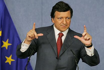 José Manuel Durão Barroso se dirige a la prensa, ayer en Bruselas.
/ REUTERS