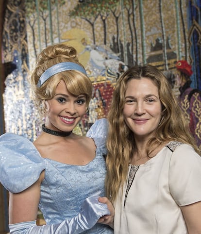 La actriz Drew Barrymore no dudó en posar junto a Cenicienta durante su estancia en Magic Kingdom, en enero de 2017.