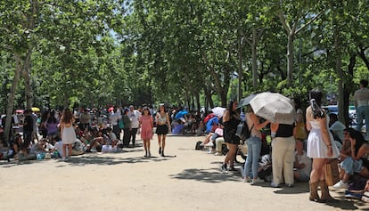 Admiradores emocionados esperan a la apertura de las puertas del Bernabeu horas antes del inicio del concierto. 