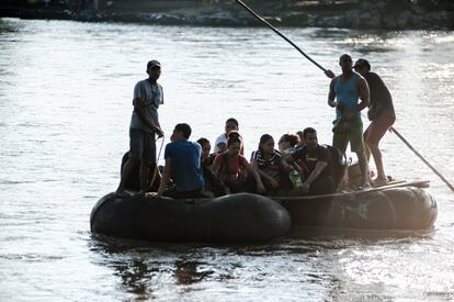 Un grupo de migrantes cubanos provinientes de Ecuador, cruzando en balsas en río Suchiate, la fontera natural entre Guatemala y México.