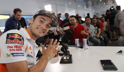 Dani Pedrosa, en una abarrotada sala de prensa en Montmeló.