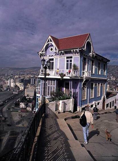 Valparaiso tien una peculiar topografía caracterizada por cerros y empinadas cuestas que se suben en ascensores.