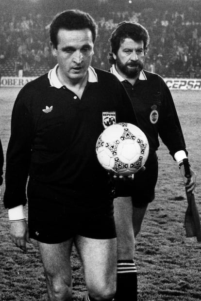 José María Enríquez Negreira, with the ball in hand, during a Real Madrid-Atlético game in 1990.