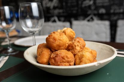 Plato de periquillos, las rosquillas típicas de la zona.