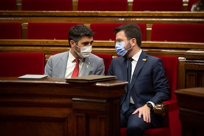 El vicepresidente catalán, Jordi Puigneró, de Junts, y el presidente Pere Aragonès, de ERC, el miércoles en el Parlament.