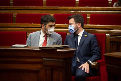 El vicepresidente catalán, Jordi Puigneró, de Junts, y el presidente Pere Aragonès, de ERC, el miércoles en el Parlament.