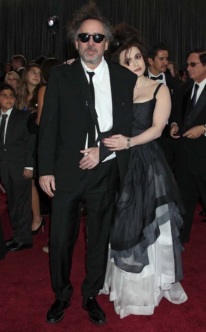 Otro mítico momento de la pasada gala de los Oscar fue cuando Tim Barton posó sobre la alfombra roja con su brazo en cabestrillo. Un gesto más para la gótica imagen de la pareja.