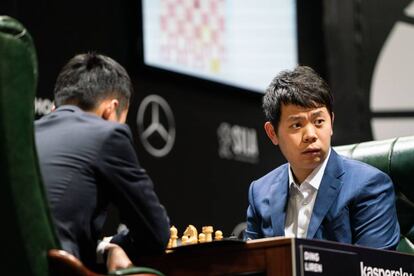 Hao Wang, al comienzo de la partida con su compatriota Liren Ding