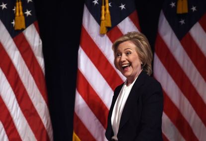 La precandidata presidencial Hillary Clinton se dispone a participar en un acto electoral sobre economía en Nueva York.