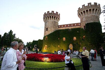El castillo de Peralada, en Girona, acoge en julio y agosto espectáculos al aire libre que este año incluyen desde un recital de la actriz Hanna Schygulla hasta una versión de <b><i>Carmen</b></i> con la bailaora Cristina Hoyos.