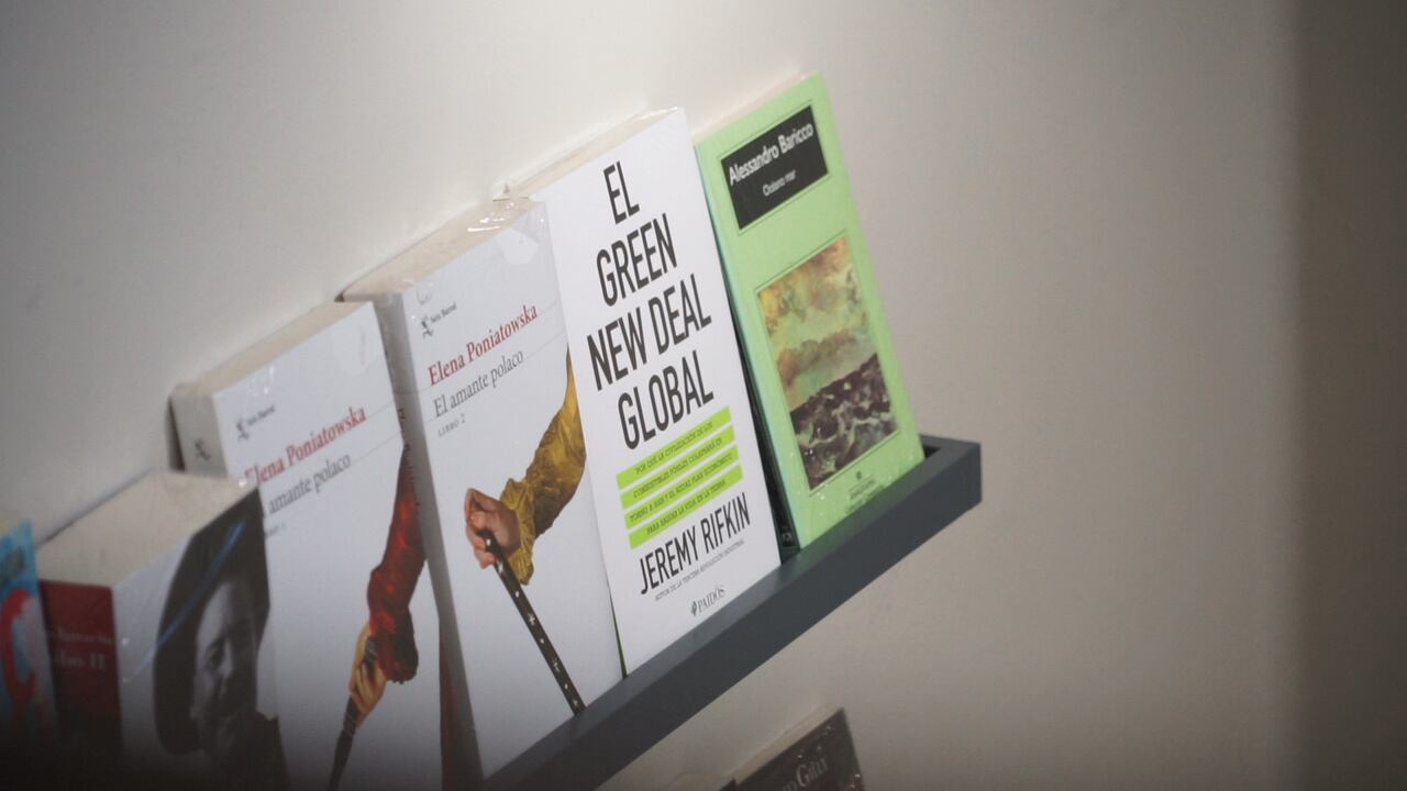 Libros de Elena Poniatowska, Jeremy Rifkin y Alessandro Baricco en la librería del exgobernador.