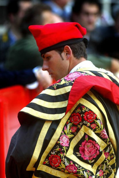 El torero catalán Serafín Marín hace el paseíllo en la Monumental de Barcelona tocado con una barretina en abril de 2005.