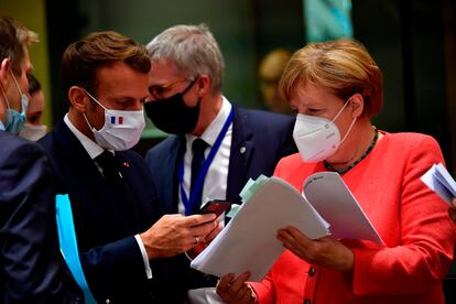 El presidente francés, Emmanuel Macron, y la canciller alemana, Angela Merkel, este lunes en Bruselas.