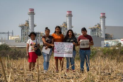 Miembros del movimiento Huexca en Resistencia muestran una pancarta contra la central termoeléctrica construida en la comunidad, en septiembre de 2020.