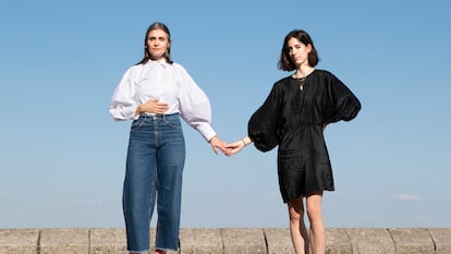 Ana Garriga (izquierda) y Carmen Urbita, en el monasterio de San Lorenzo de El Escorial.