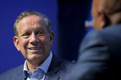 ¿Quién es? George Pataki, de 69 años y descendencia austro-húngara, fue gobernador del Estado de Nueva York. Pataki comenzó su carrera política como alcalde de su pueblo natal de Peeksill. Destaca por su experiencia en la política neoyorquina, tanto en la Cámara de Representantes como en el Senado estatales, así como su cargo más reciente de gobernador durante los atentados del 11-S. <br/><br/> ¿Qué piensa? Pataki aboga por un gobierno más pequeño y eficiente y busca el voto latino y asiático. Utiliza sus éxitos en Nueva York como ejemplo para replicar en el ámbito federal. Se declara favorable a mandar tropas a Irak para frenar el avance del Estado Islámico.