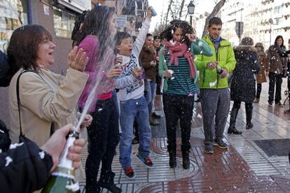 Varias personas celebran el premio en la administración de Alcorcón.