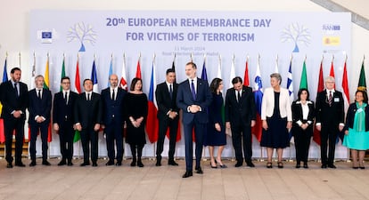 Los dignatarios asistentes al acto conmemorativo del Día Europeo de las Víctimas del Terrorismo se colocan para posar para la foto de familia, con el Rey en el centro, este lunes en la Galería de las Colecciones Reales, en Madrid.