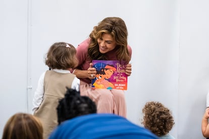 Eva Mendes lee su libro, 'Desi, mami y las infinitas preocupaciones’, ante unos niños en Nueva York, el 18 de septiembre de 2024.