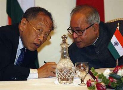 El ministro indio de Exteriores, Pranab Mukherjee  (derecha), habla con su homólogo chino, Li Zhaoxing.